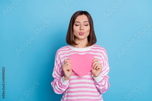 Foto Photo of flirty brunette millennial lady hold heart blow kiss wear pink shirt is