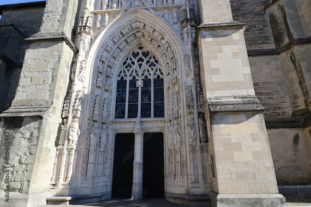 La cathédrale protestante Notre Dame de Lausanne, construite au 13eme siècle, vue de l'extérieur, ville de Lausanne, canton de Vaud, Suisse