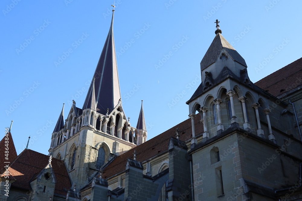 Obraz premium La cathédrale protestante Notre Dame de Lausanne, construite au 13eme siècle, vue de l'extérieur, ville de Lausanne, canton de Vaud, Suisse