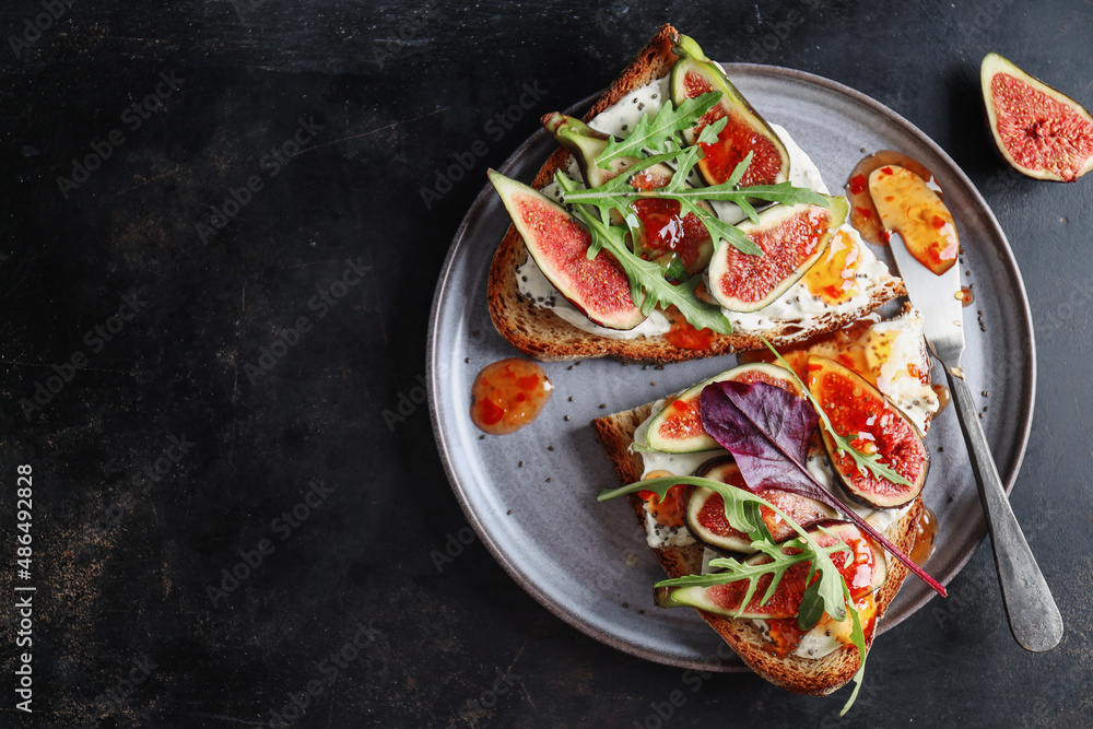 Sanwich toast with figs on cream cheese