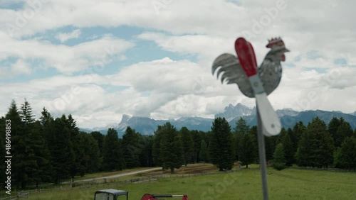 Auf dem Berg mit schöner Aussicht. Bewölkter Himmel und windig.