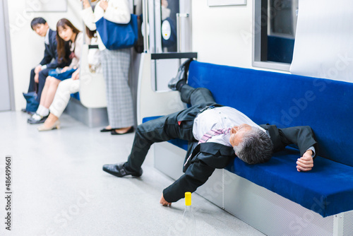 電車内で泥酔するビジネスマン photo