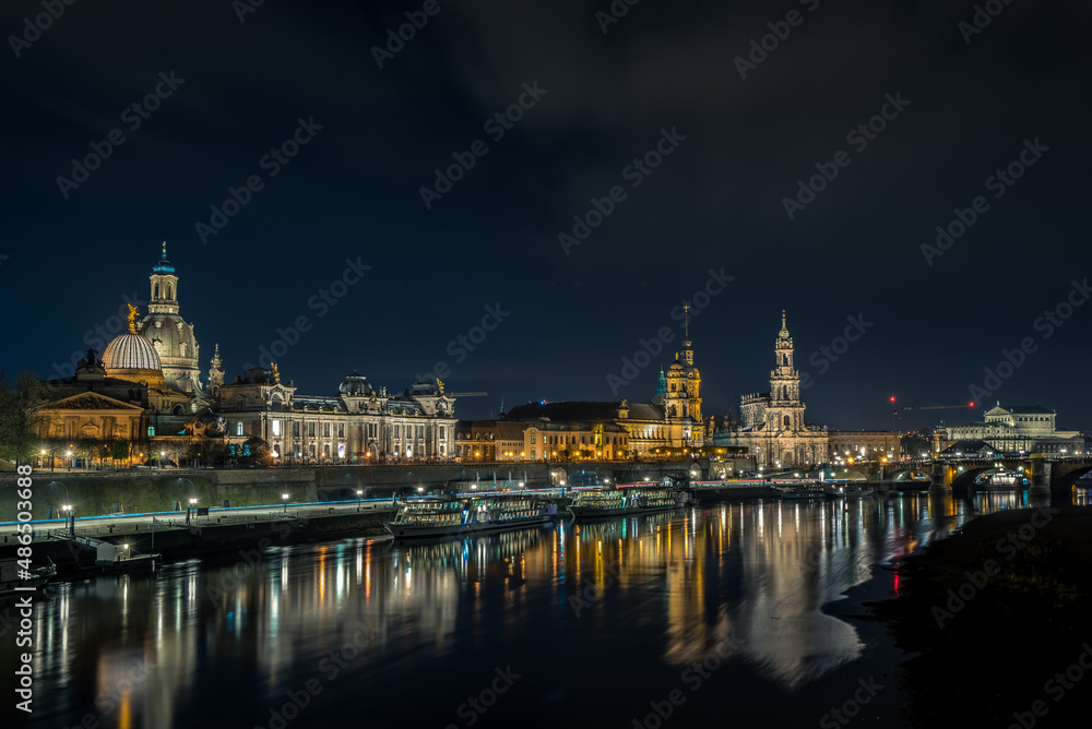 Das Stadtpanorama von Dresden bei Nacht