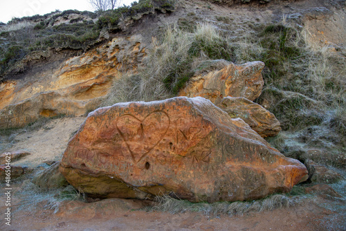 Schnitzerei in einem Stein im Naturschutzgebiet Morsum Kliff, Insel Sylt