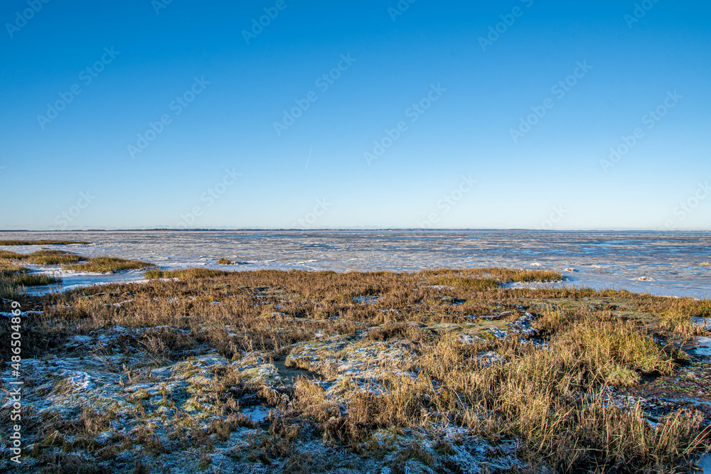 Foto de Eis auf dem Meer bei Ebbe am Morsum Kliff, Insel Sylt do Stock