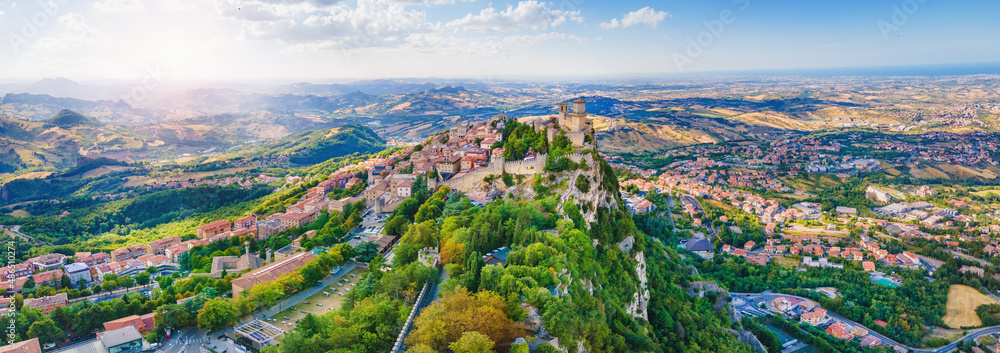 Obraz na płótnie  Rocca della Guaita, the most ancient fortress of San Marino, Italy. Great panorama from above. w salonie