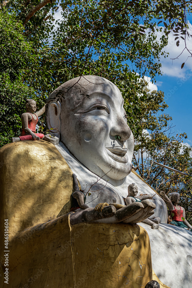 Obraz premium a big white buddha statue at an abondend temple