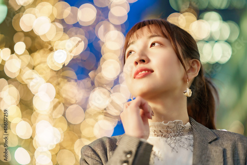 Wallpaper Mural 街なかのイルミネーションを楽しむ若い女性 Torontodigital.ca