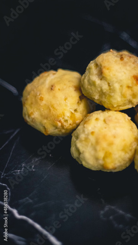 Pancitos de queso - scones con fondo oscuro | cheese loaves on dark background