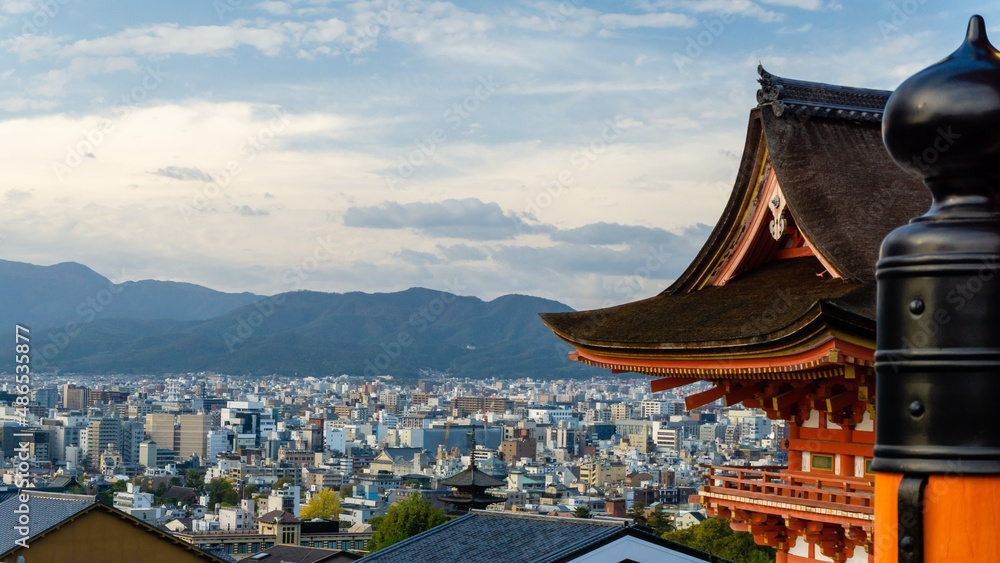 Obraz premium Views of kyoto city from the Fushimi Inari temple complex in Kyoto, Japan