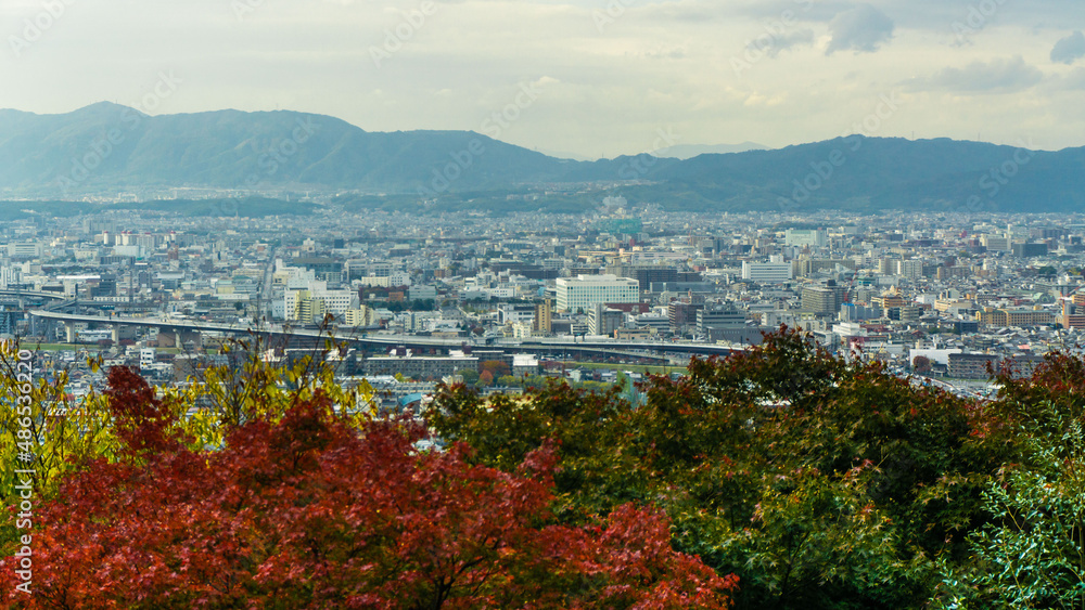 Obraz premium Views of kyoto city from the Fushimi Inari temple complex in Kyoto, Japan