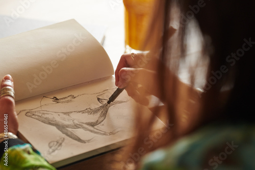 Fotografi Crop artist drawing whale in sketchbook
