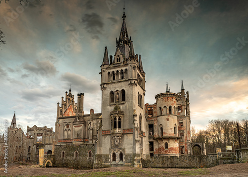 ruiny pałacu rodu Schaffgotsch w Kopicach, województwo opolskie, Polska