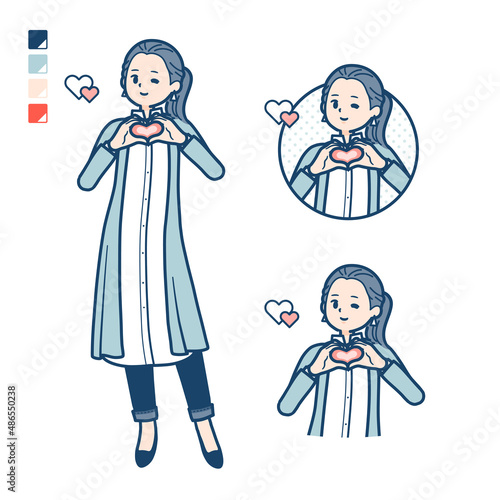 ロングシャツを着た女性が手でハートマークを作っているイラスト