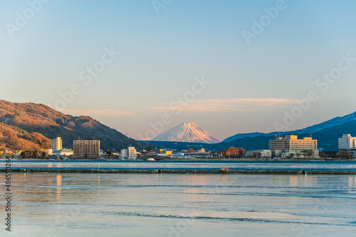 西日に光る諏訪湖からの午後の富士山 © kikisora