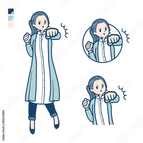 ロングシャツを着た女性が正面にパンチしているイラスト