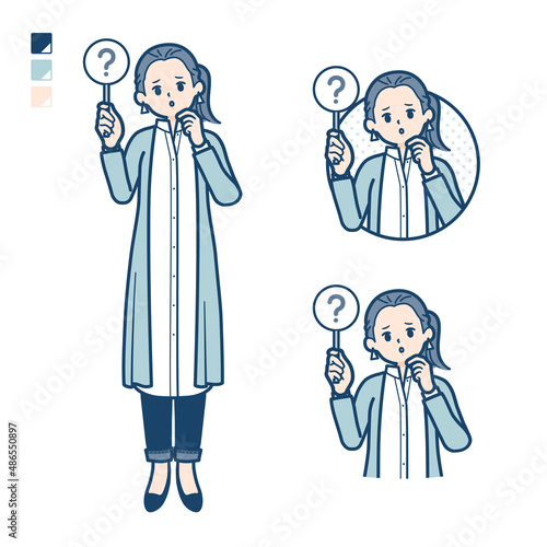 ロングシャツを着た女性がクエスチョン印パネルを出すイラスト
