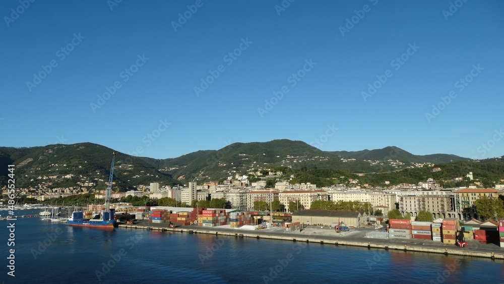 Blick auf den Containerhafen von La Spezia in Italien