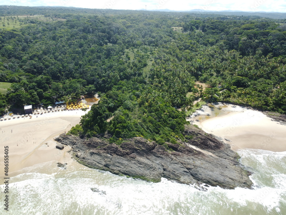Fotografia terrestre e aérea da Praia da Ribeira, também conhecida com praia da Penha e é uma praia da cidade de Salvador. Bahia. 