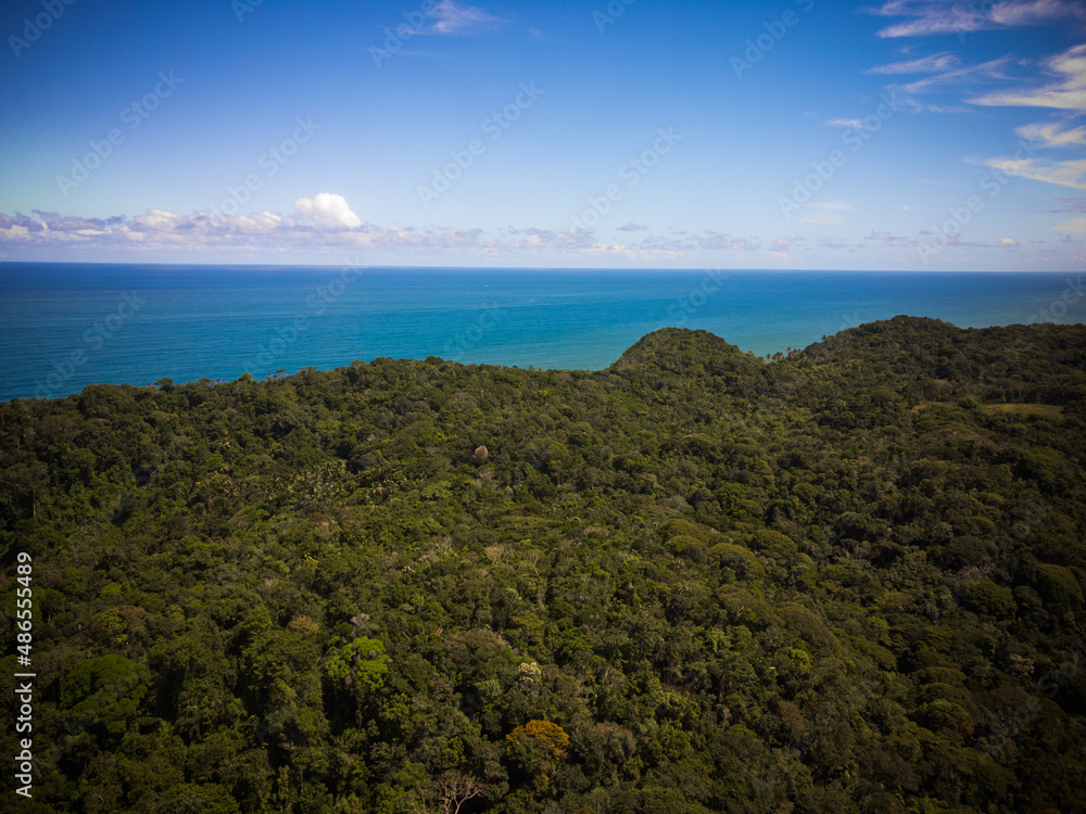 Fotografia terrestre e aérea da Praia da Ribeira, também conhecida com praia da Penha e é uma praia da cidade de Salvador. Bahia. 
