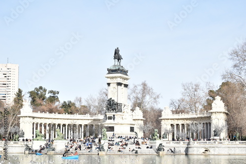 fuentes y estatuas del parque del retiro de madrid
