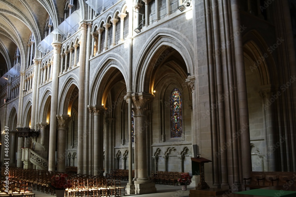 Fototapeta premium La cathédrale protestante Notre Dame de Lausanne, construite au 13eme siècle, intérieur de la cathédrale, ville de Lausanne, canton de Vaud, Suisse