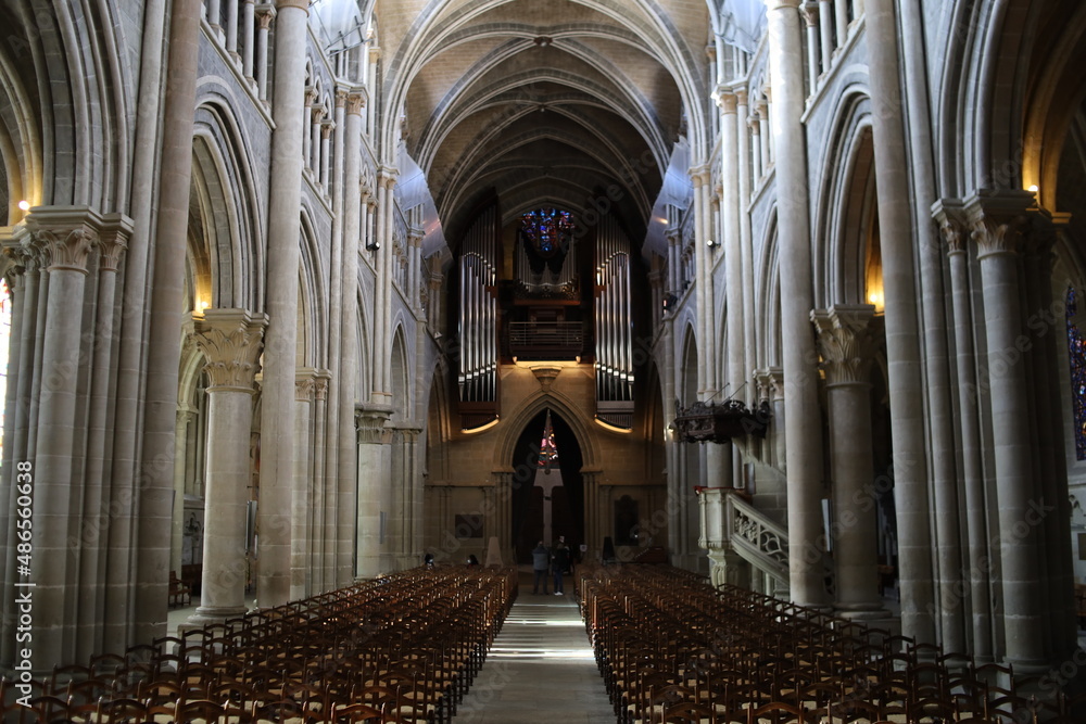 Fototapeta premium La cathédrale protestante Notre Dame de Lausanne, construite au 13eme siècle, intérieur de la cathédrale, ville de Lausanne, canton de Vaud, Suisse