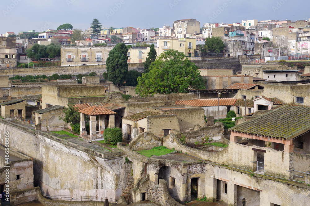 Ruines d'Herculanum sous le regard de la ville d'Ercolano et du Vésuve