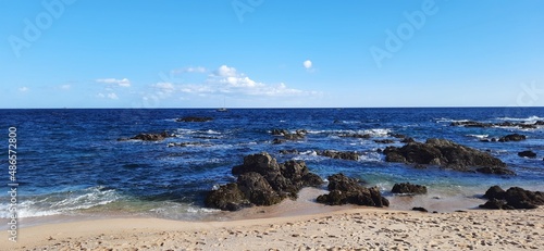 Fototapeta Naklejka Na Ścianę i Meble -  Costa con vista al horizonta, rocas costeras