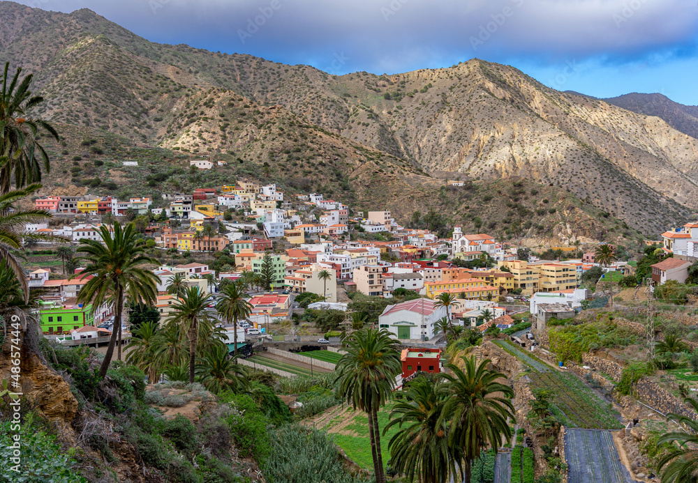 VALLEHERMOSO, LA GOMERA, Kanarische Inseln: Wanderung im Norden der Insel mit Blick von oben auf den pittoresken Ort mit bunten Häusern und den Bergen