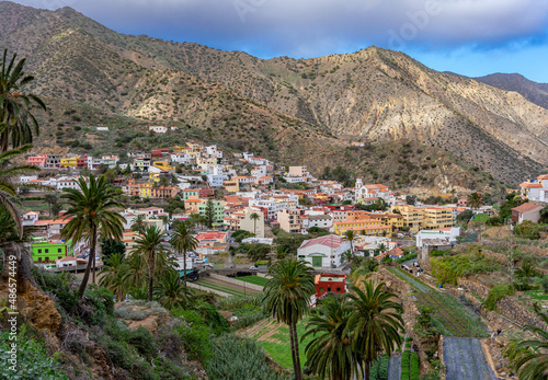 VALLEHERMOSO, LA GOMERA, Kanarische Inseln: Wanderung im Norden der Insel mit Blick von oben auf den pittoresken Ort mit bunten Häusern und den Bergen photo