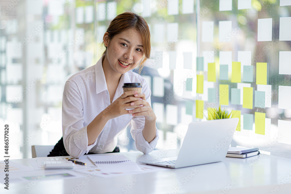 Obraz premium Beautiful Asian woman is a businesswoman who leads a new generation of startups, a woman who runs and manages a business plan to build confidence and stability in business, woman-led business concept.
