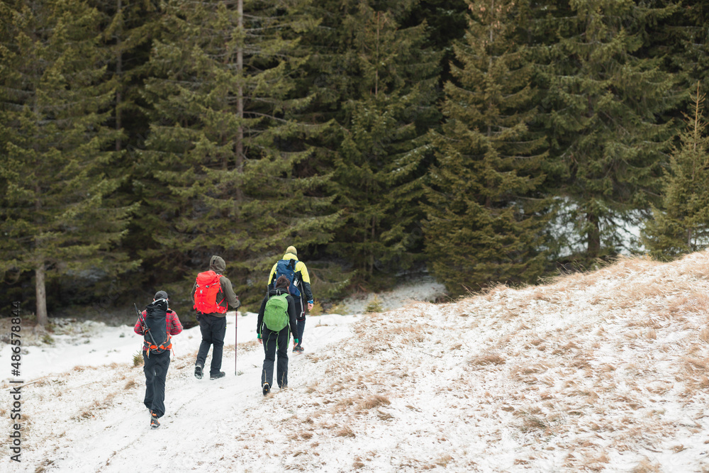 Obraz premium Adventure backpacking explorer enjoying view of majestic mountain explore travel discover beautiful nature in the winter