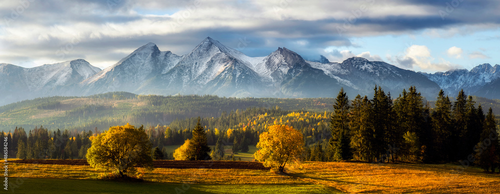 Obraz na płótnie Beautiful autumn landscape of Tatry mountains - panorama w salonie