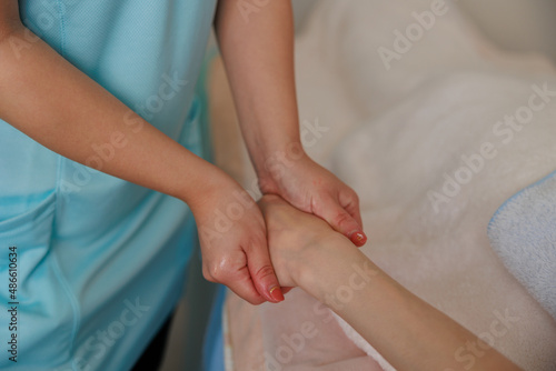 エステサロンで手のマッサージをされる女性 