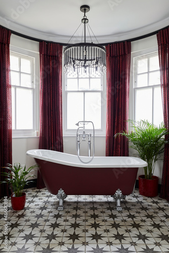 Grand chandelier bathtub  photo