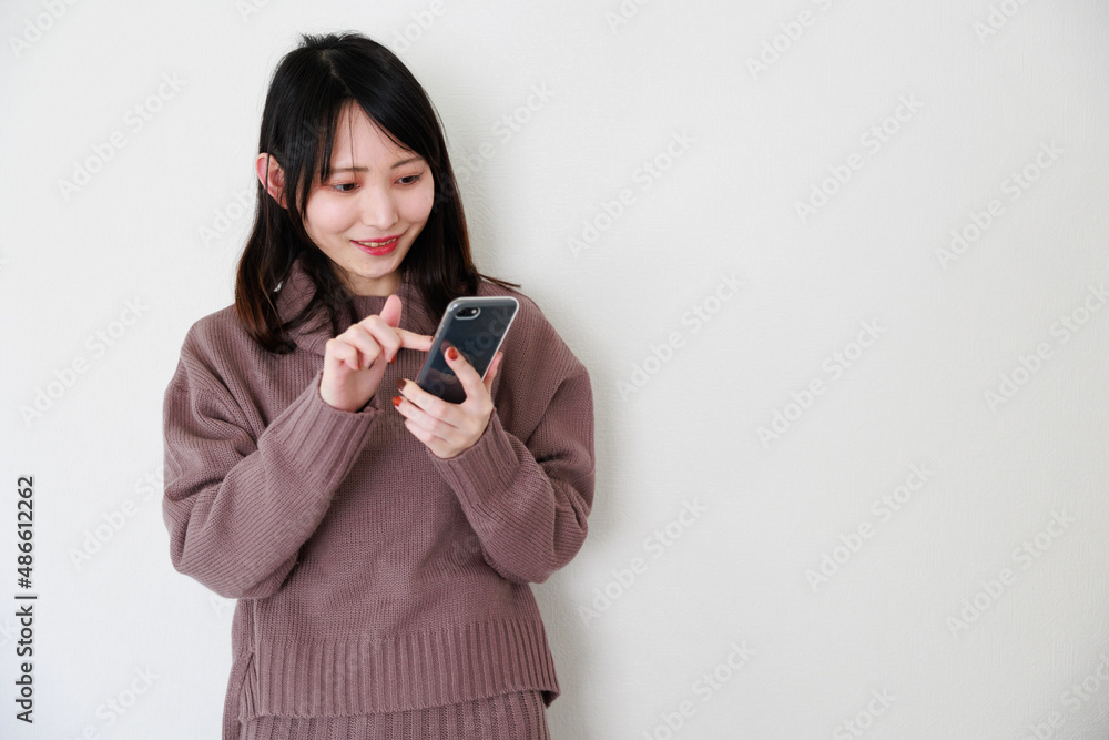 携帯電話を見る美人の日本人女性 携帯電話を見る美人の日本人女性
