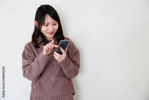 携帯電話を見る美人の日本人女性