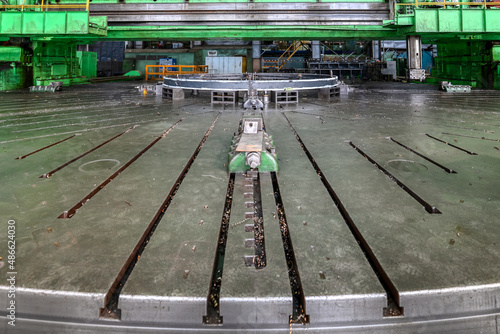 Tableau sur toile Mechanism of vertical turning lathe machine tool at plant