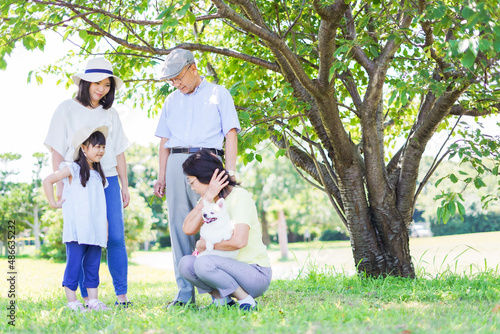 外で遊ぶ幸せな家族