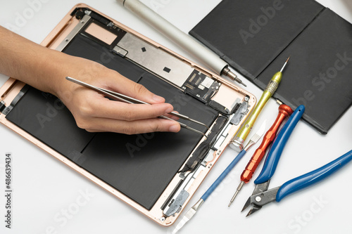 Close-up specialist process of tablet device repair