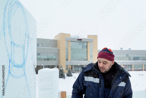 Portrait of the installer at the ice panel © ads861