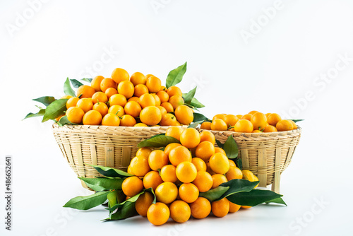 Fototapeta Naklejka Na Ścianę i Meble -  Bamboo basket full of fresh kumquats