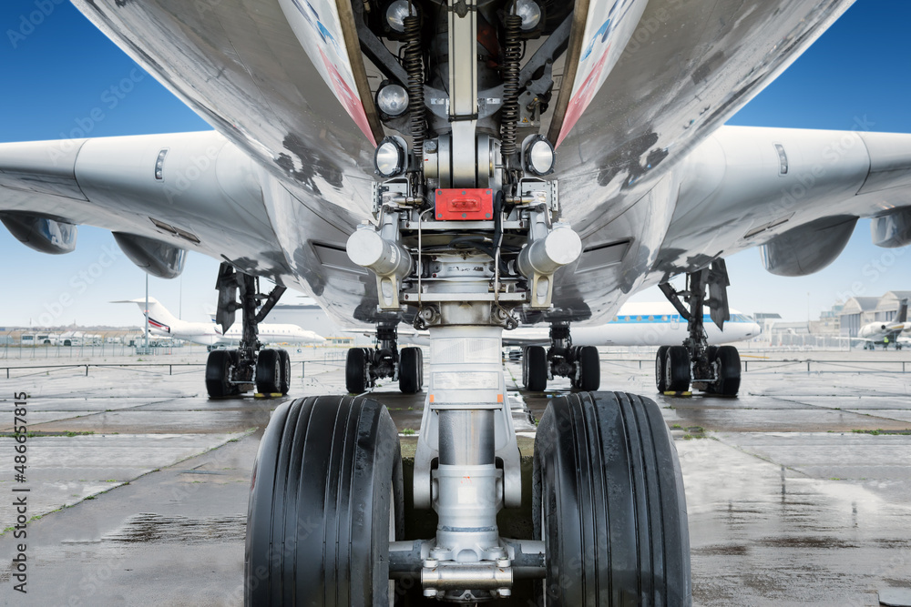close view of landing gear under a big jet plane - obrazy, fototapety, plakaty 