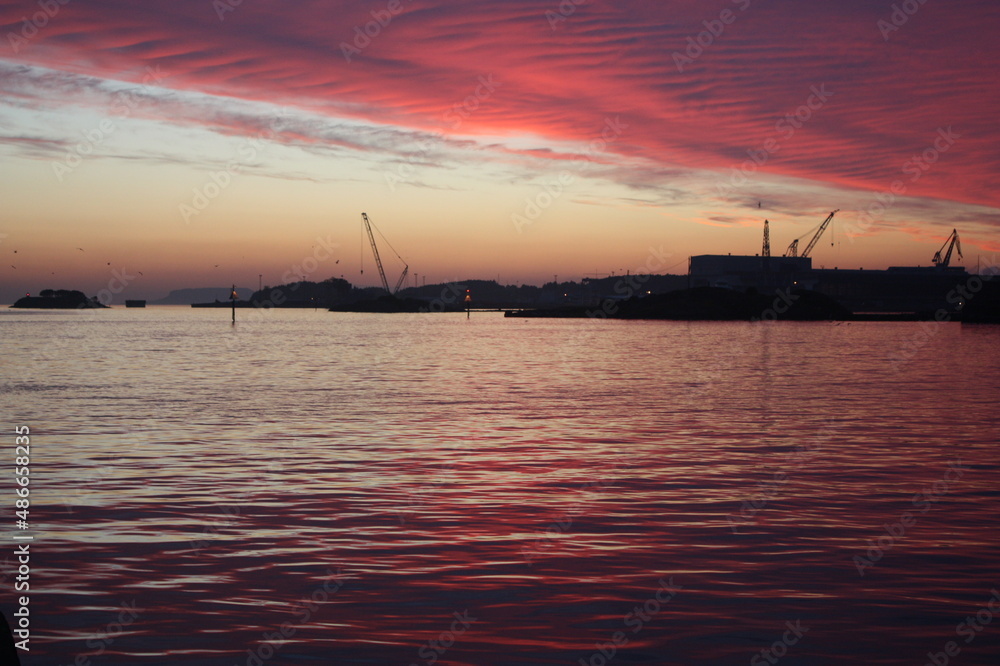 Obraz premium sunset reflection on the water
