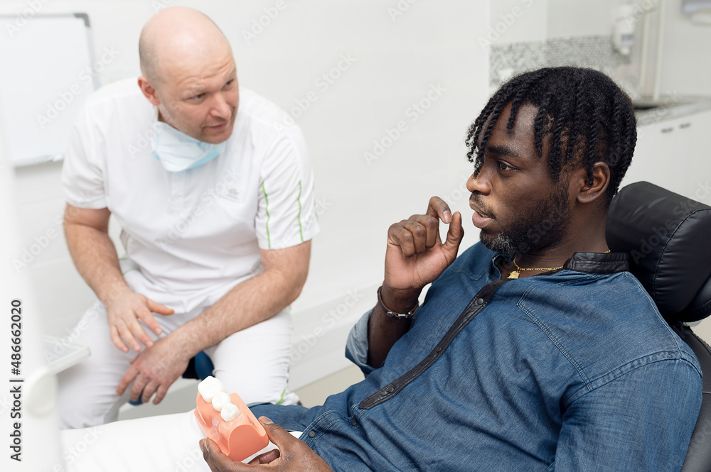 Fototapeta premium Doctor talking to senior patient.
