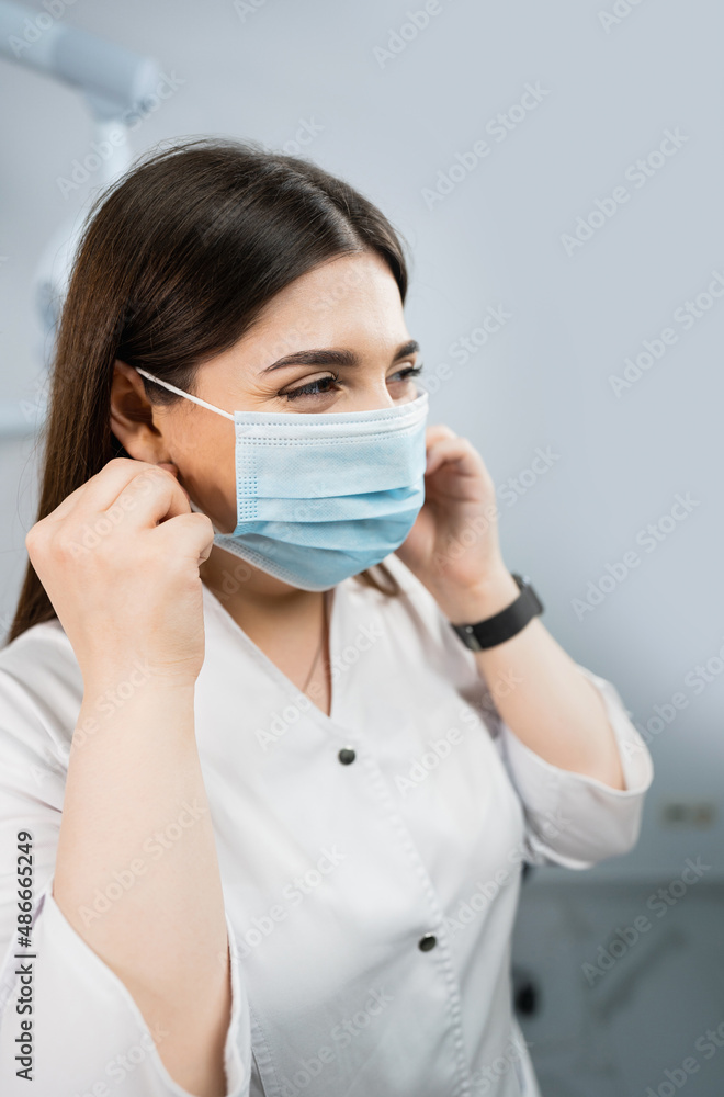 Doctor puts on a medical mask	