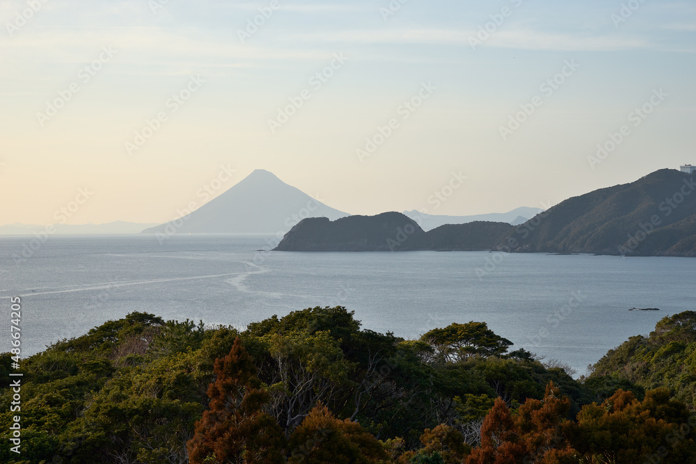 日本百名山に選定されている開聞岳（別名薩摩富士）九州本島の最南端の大隅半島佐多岬から撮影。