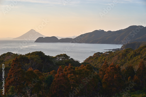 日本百名山に選定されている開聞岳（別名薩摩富士）九州本島の最南端の大隅半島佐多岬から撮影。 © tagu