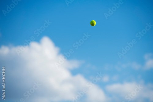 空に浮かぶテニスボール